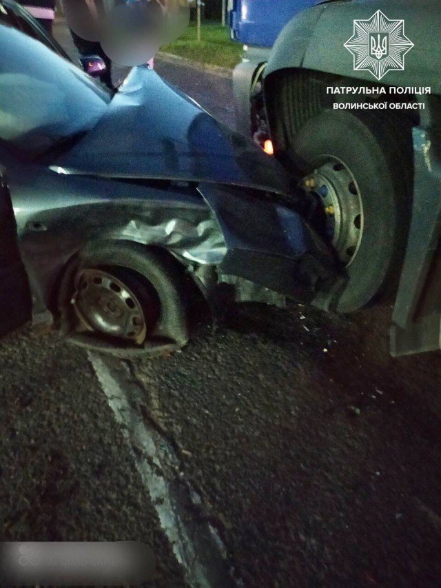 На Волині 20-річний водій влетів у 3 автівки