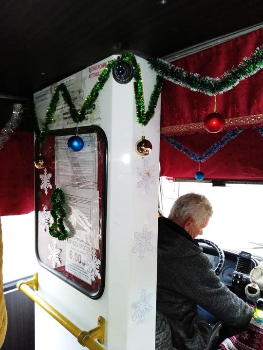 У Луцьку святково прикрасили маршрутку. ФОТО 