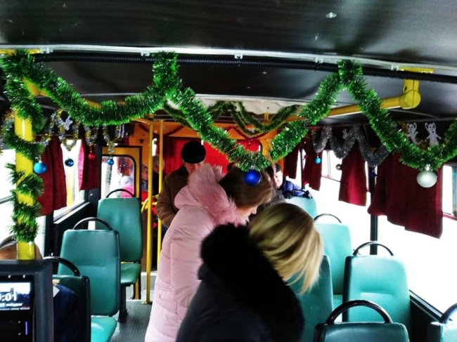 У Луцьку святково прикрасили маршрутку. ФОТО 