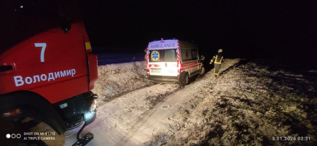 На Волині «швидка», що їхала на виклик, загрузла на ґрунтовій дорозі