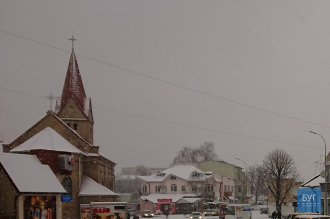 Вулиці Володимира засипало снігом. ФОТО