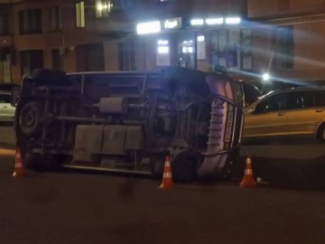Автівку перекинуло на бік: у Луцьку зіткнулись Ford та Mercedes. ФОТО. ВІДЕО
