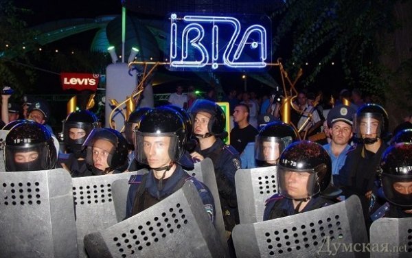 В Одесі міліція кийками розігнала протест проти концерту Лорак. ФОТО