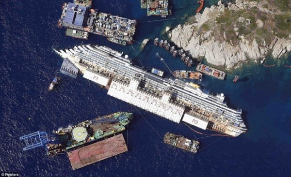 Частково затонулий лайнер Costa Concordia лежить на боці поруч з островом Джильо, 26 серпня, після аварії, що сталася в січні 2012 року