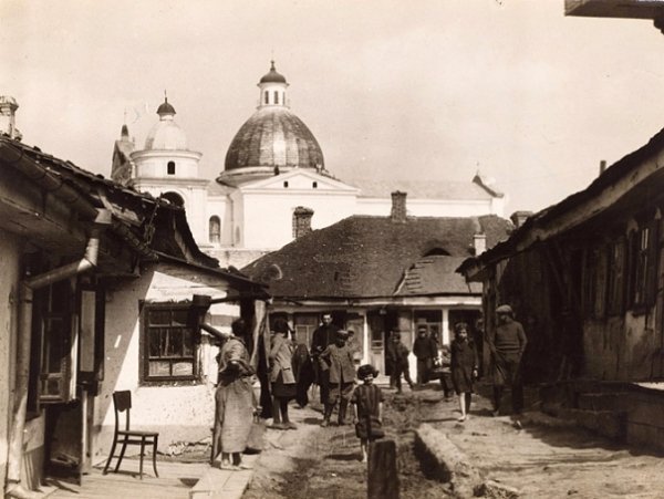 Характерний стан тодішніх вулиць і проходів міста. Між будинками - яма, в яку зливали нечистоти. Від вулиці до будинку прокладені дерев'яні дошки. Фото з цифрового архіву «Єврейське життя у Польщі» Науково-дослідного інституту мови їдиш