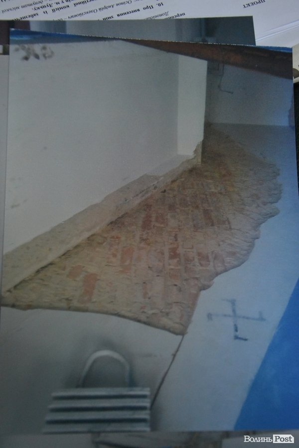 У Луцьку мешканці скаржаться на аварійний гуртожиток. ФОТО