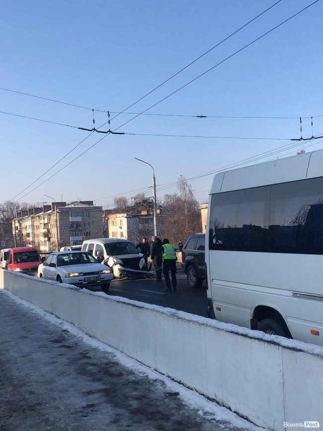 У Луцьку на мосту зіткнулись три автівки, рух – ускладнений. ФОТО