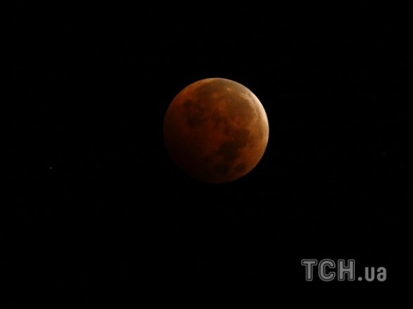 Земляни побачили  «кривавий місяць». ФОТО