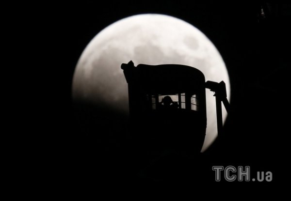 Земляни побачили  «кривавий місяць». ФОТО