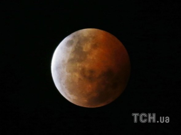 Земляни побачили  «кривавий місяць». ФОТО