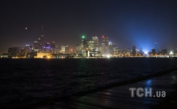 Земляни побачили  «кривавий місяць». ФОТО