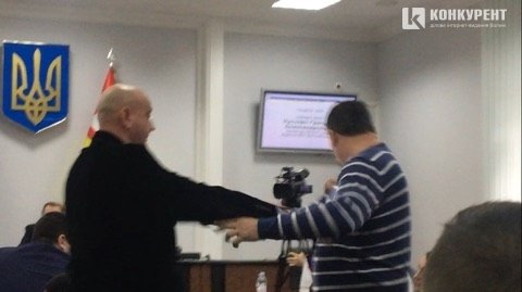 Коли емоції б'ють через край: депутат штовхнув активіста у Луцькій міськраді