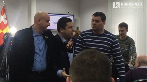 Коли емоції б'ють через край: депутат штовхнув активіста у Луцькій міськраді