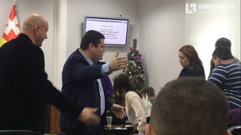 Коли емоції б'ють через край: депутат штовхнув активіста у Луцькій міськраді