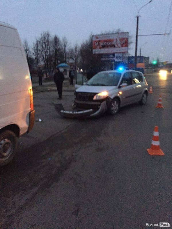 У Луцьку не розминулися чорний і білий буси. ФОТО