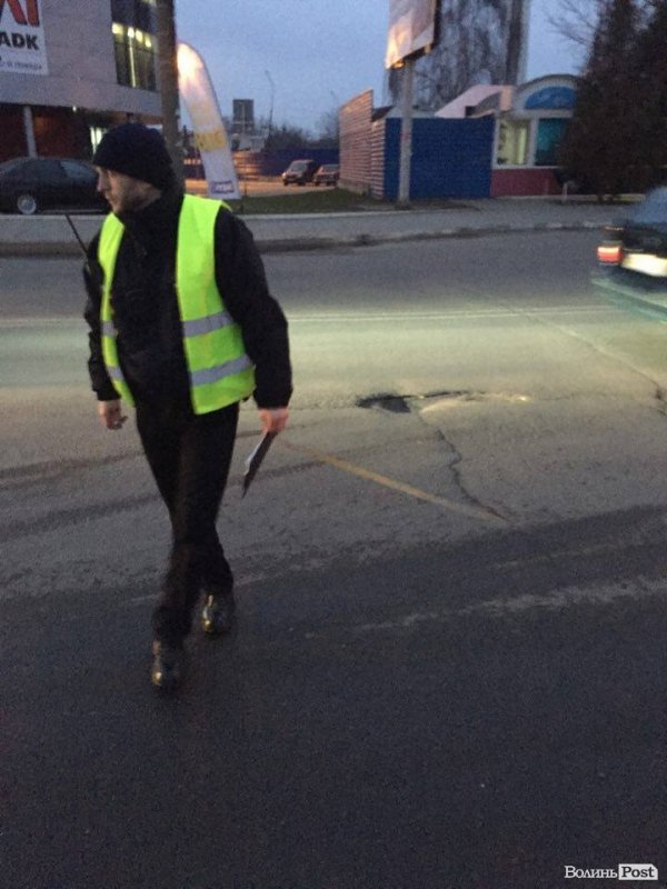 У Луцьку не розминулися чорний і білий буси. ФОТО