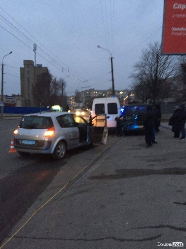 У Луцьку не розминулися чорний і білий буси. ФОТО