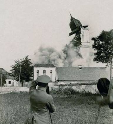 Унікальне фото: німці підірвали древній костел на Волині