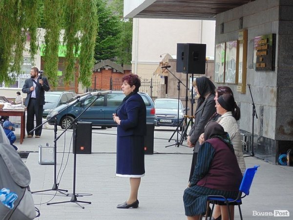 У День матері лучани подякували матерям героїв Небесної Сотні. ФОТО