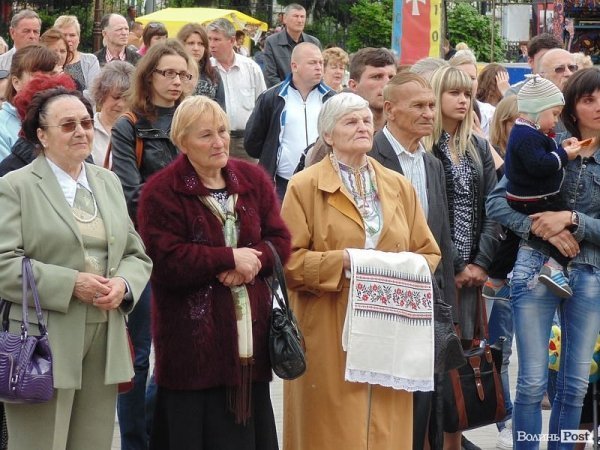 У День матері лучани подякували матерям героїв Небесної Сотні. ФОТО