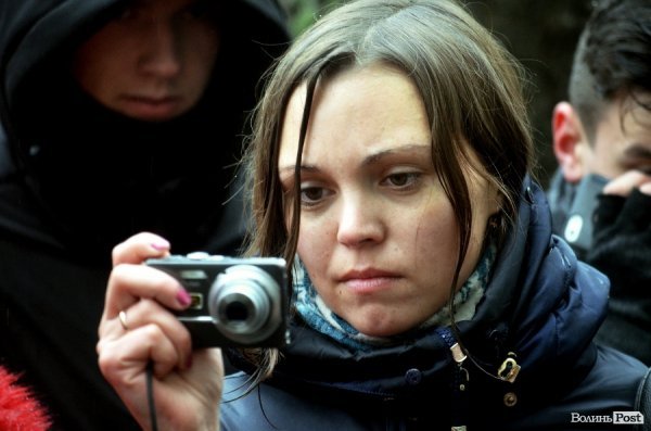 Луцькі студенти принесли прокурору області коктейль Молотова та бруківку. ФОТО