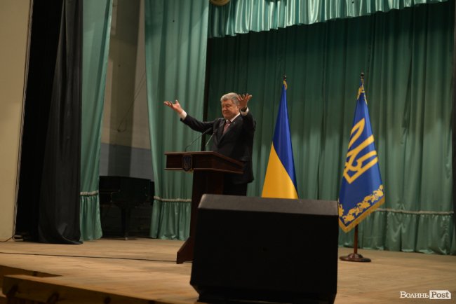 Дороги, поштарі, сільська медицина і школи: про що волиняни питали Петра Порошенка