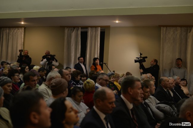 Дороги, поштарі, сільська медицина і школи: про що волиняни питали Петра Порошенка