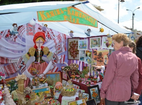 У центрі Луцька – виставка талантів зі всієї області. ФОТО 