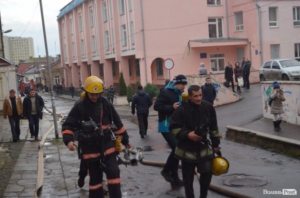 У центрі Луцька горів старовинний будинок. ФОТО 