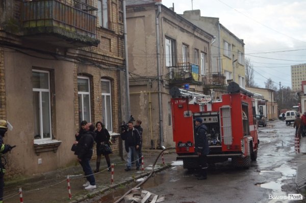 У центрі Луцька горів старовинний будинок. ФОТО 