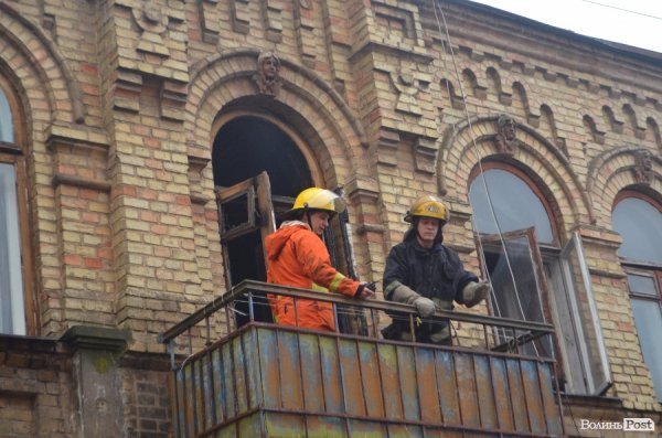 У центрі Луцька горів старовинний будинок. ФОТО 