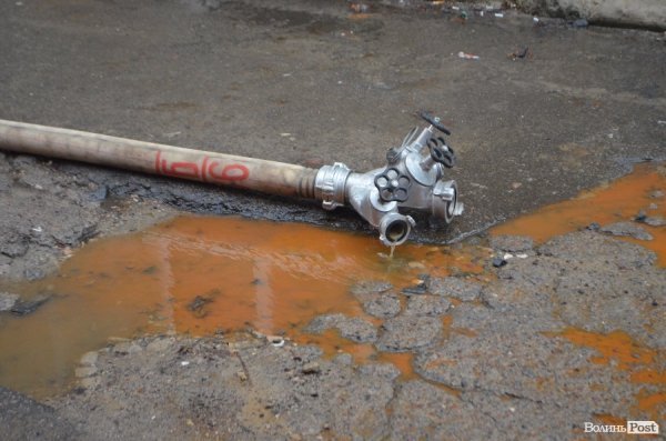 У центрі Луцька горів старовинний будинок. ФОТО 