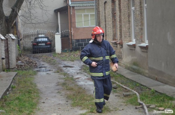 У центрі Луцька горів старовинний будинок. ФОТО 