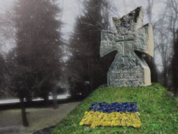 Який варіант пам'ятного знаку Героям Майдану у Луцьку обрали читачі. ФОТО