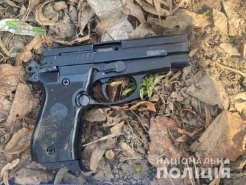 У Луцьку чоловік посеред дня стріляв з пістолета на вулиці