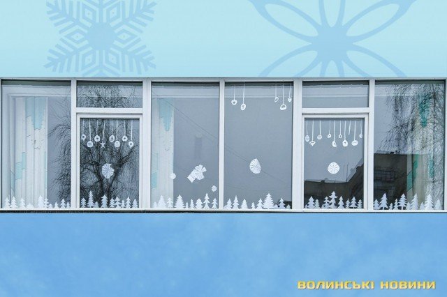 Як лучани прикрасили вікна новорічними витинанками. ФОТО