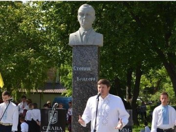 На Рівненщині відкрили пам'ятник Бандері