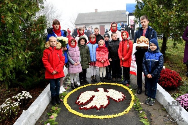 Дорога з квітів і нагороди: як у храмі УПЦ (МП) на Волині відзначили престольне свято