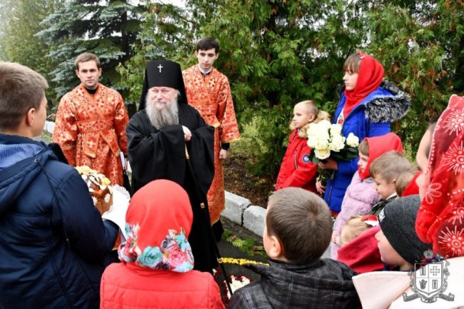 Дорога з квітів і нагороди: як у храмі УПЦ (МП) на Волині відзначили престольне свято