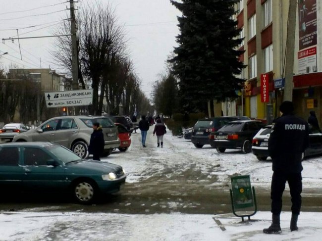 У Луцьку на Перемоги – стихійна парковка