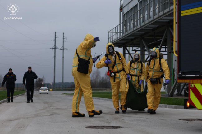 Горить промисловий об'єкт, де зберігаються небезпечні речовини: у Луцьку - навчання рятувальників