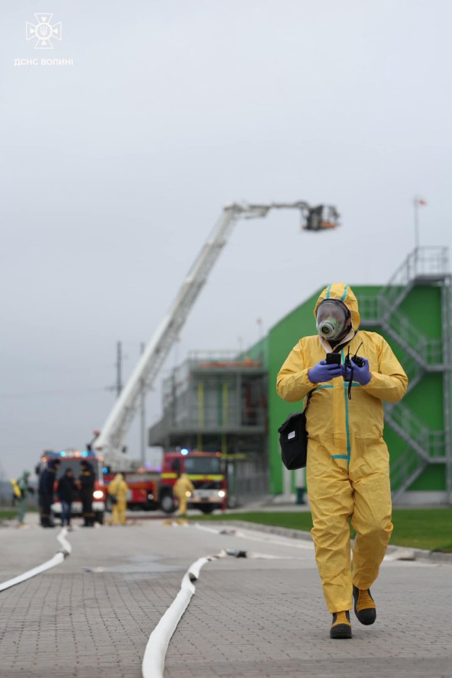 Горить промисловий об'єкт, де зберігаються небезпечні речовини: у Луцьку - навчання рятувальників