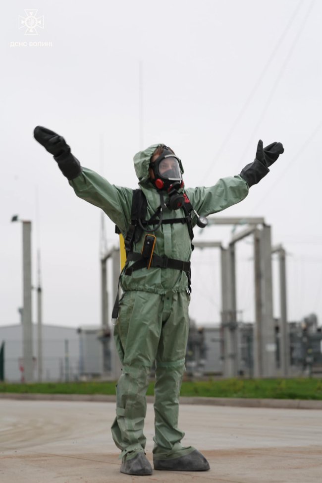 Горить промисловий об'єкт, де зберігаються небезпечні речовини: у Луцьку - навчання рятувальників