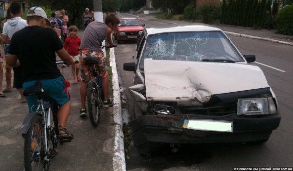 Аварія на Волині: п'яний водій скерував авто в припарковану машину. ФОТО