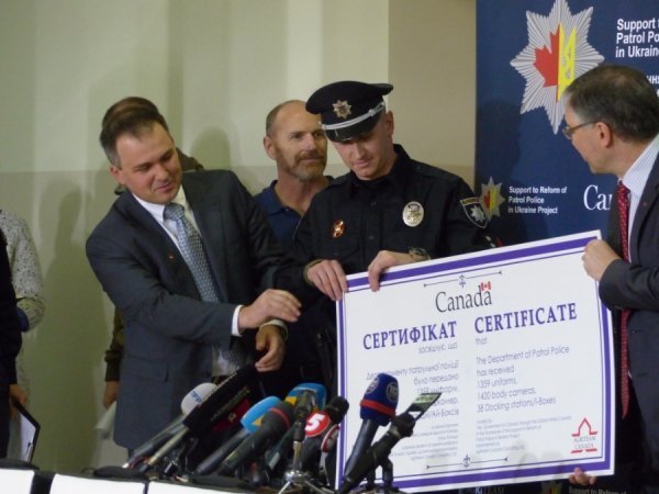 Канада передала луцьким поліцейським форму та камери. ФОТО. ВІДЕО
