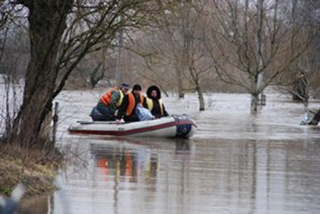 В Україні люди вулицями плавають на човнах. ФОТО. ВІДЕО
