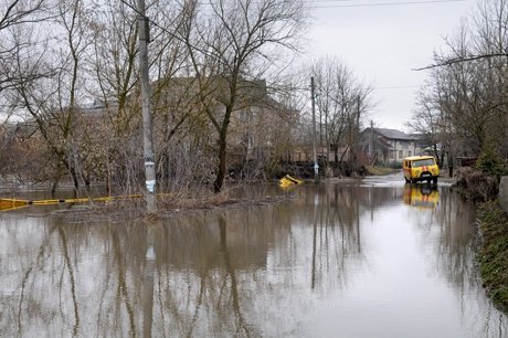В Україні люди вулицями плавають на човнах. ФОТО. ВІДЕО