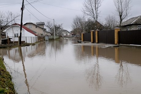 В Україні люди вулицями плавають на човнах. ФОТО. ВІДЕО