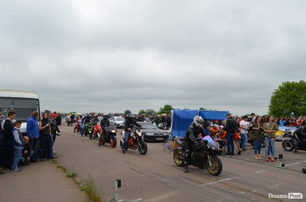 Поблизу Луцька відбулись показові заїзди мотоциклістів. ФОТО