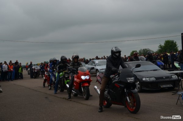 Поблизу Луцька відбулись показові заїзди мотоциклістів. ФОТО